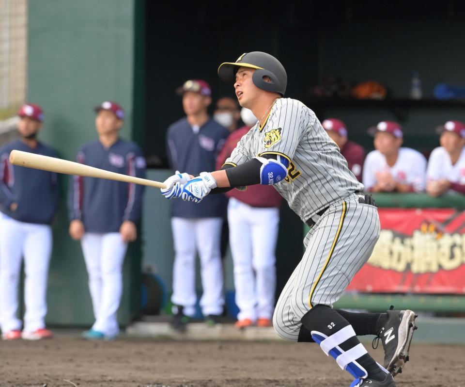 　７回、３ランを放つ井上（撮影・立川洋一郎）