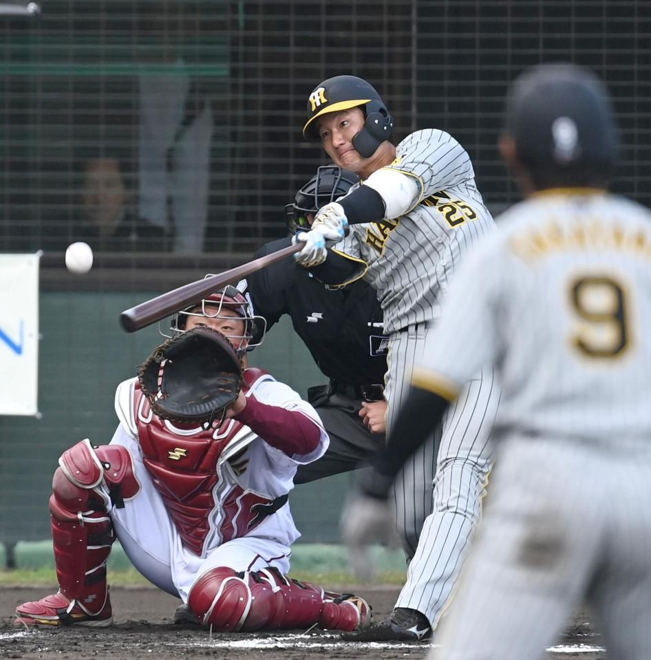 　７回、中前打を放つ渡辺諒（撮影・飯室逸平）