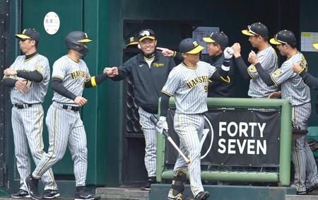 　１回、２ランを放った原口（右）、佐藤輝らを笑顔で迎える岡田監督（撮影・飯室逸平）