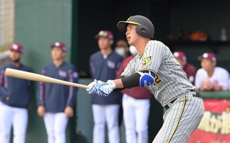　７回、３ランを放つ井上（撮影・立川洋一郎）
