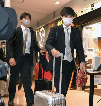 　宮崎入りする中野（右）と湯浅（撮影・金田祐二）