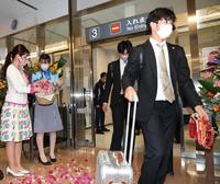 　フラワーシャワーの出迎えを受け宮崎入りした中野と湯浅（奥）＝撮影・吉澤敬太