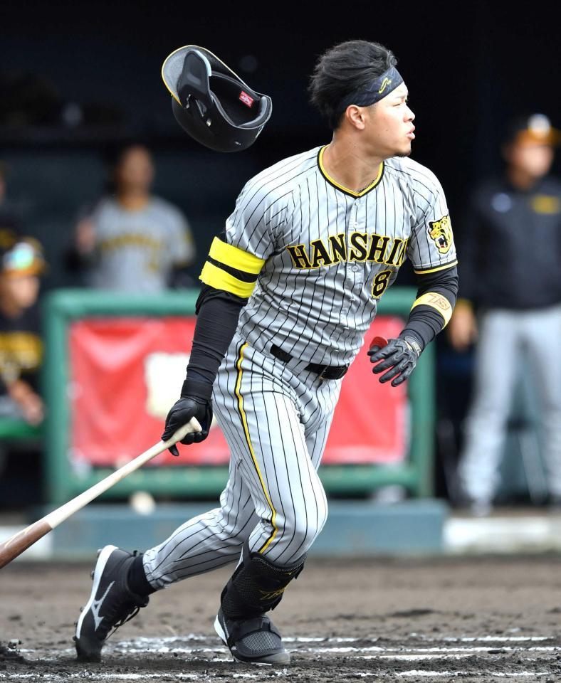 　２回、２点適時打を放つ佐藤輝（撮影・中田匡峻）