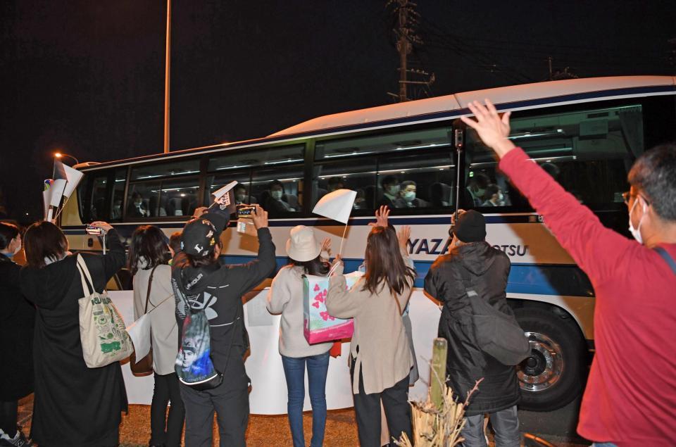 　バスを見送るファン（撮影・金田祐二）