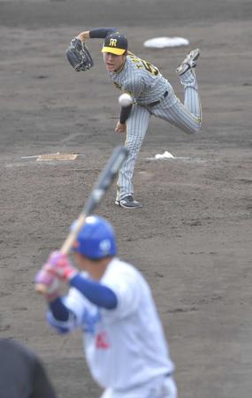 　中日打線相手に力投する富田（撮影・北村雅宏）
