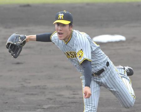 　７回から登板し、三者凡退に抑える好投を見せた富田（撮影・北村雅宏）