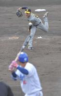 　中日打線相手に力投する富田（撮影・北村雅宏）