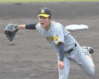 　７回から登板し、三者凡退に抑える好投を見せた富田（撮影・北村雅宏）