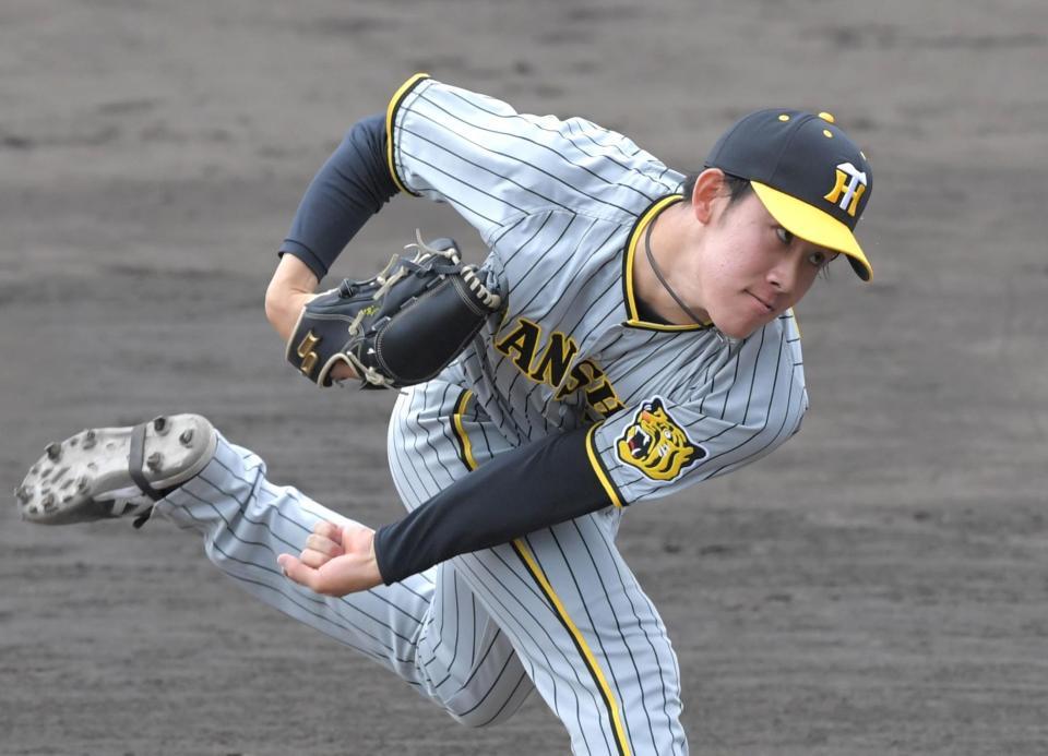 　７回から登板し、三者凡退に抑える好投を見せた富田（撮影・北村雅宏）