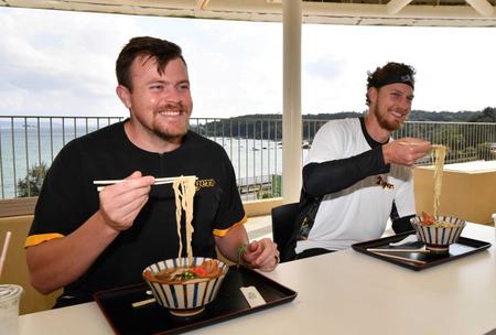 　箸を使い、沖縄そばを堪能したビーズリー（左）とＢ・ケラー＝道の駅ぎのざ（撮影・中田匡峻）