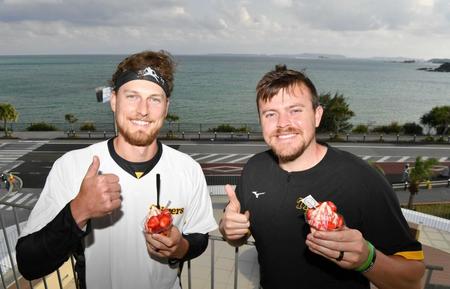 　いちごパフェを手にサムアップポーズを見せる２人