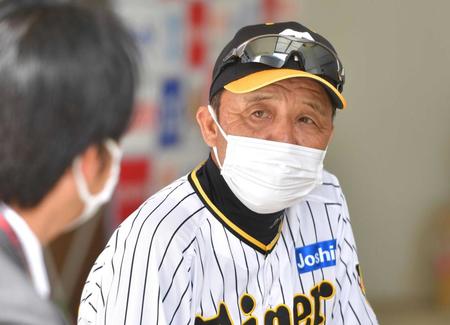 　デイリースポーツ評論家・井川氏（左）と対談する岡田監督（撮影・立川洋一郎）