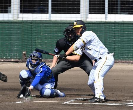 　３回、四球を選ぶ森下（撮影・飯室逸平）