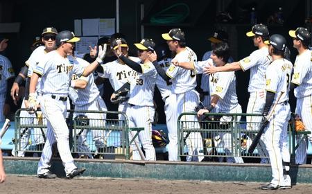 　３回、先制に沸く森下（左端）ら阪神ナイン（撮影・飯室逸平）