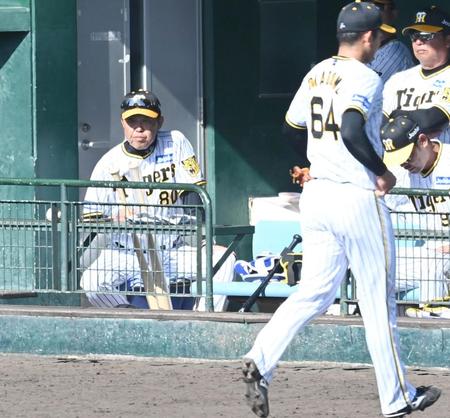 　９回、岡留（６４）を降板させる岡田監督（撮影・飯室逸平）