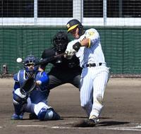 　５回、中前打を放つ森下（撮影・飯室逸平）