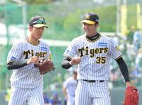 　２回、京田を遊ゴロに仕留め、小幡（左）に笑顔を見せる才木（撮影・立川洋一郎）