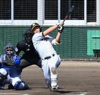 　５回、中前打を放つ森下（撮影・飯室逸平）