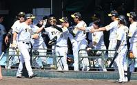 　３回、先制に沸く森下（左端）ら阪神ナイン（撮影・飯室逸平）