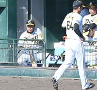 　９回、岡留（６４）を降板させる岡田監督（撮影・飯室逸平）