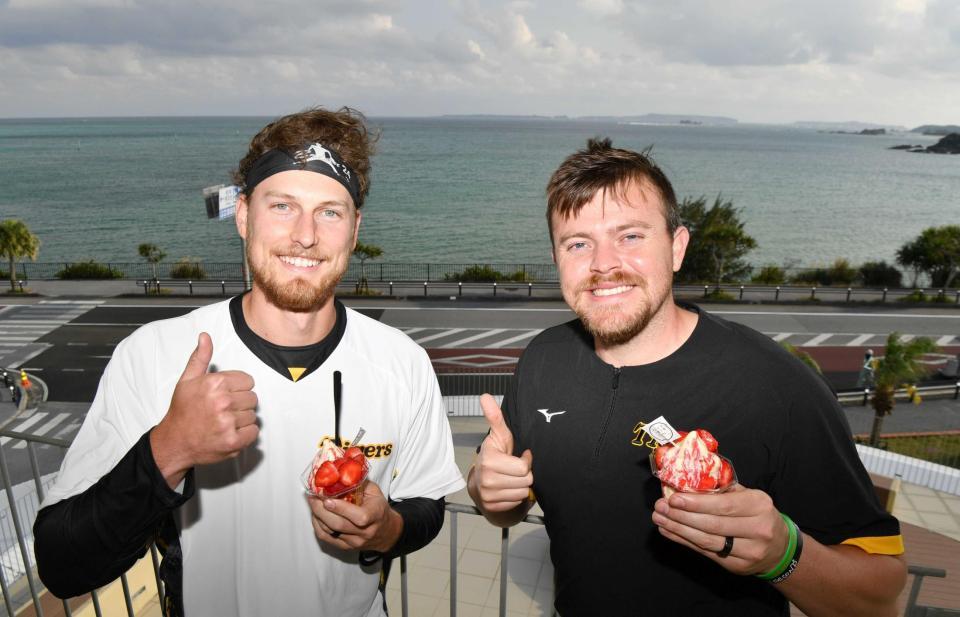 　いちごパフェを手にサムアップポーズを見せる２人