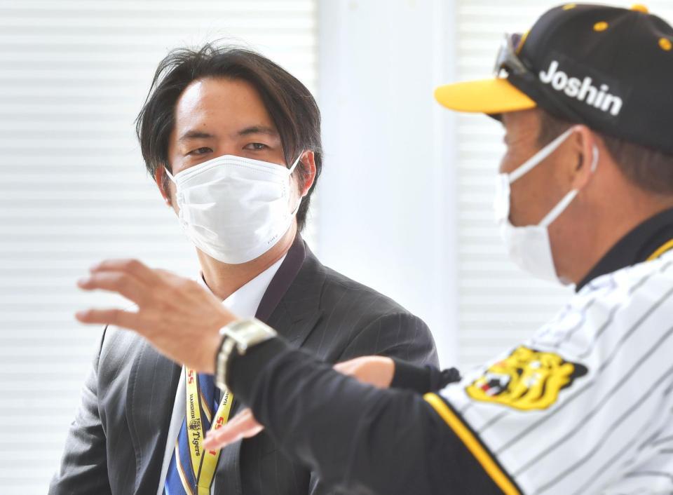 　岡田監督（右）の話に耳を傾けるデイリースポーツ評論家・井川氏（撮影・立川洋一郎）