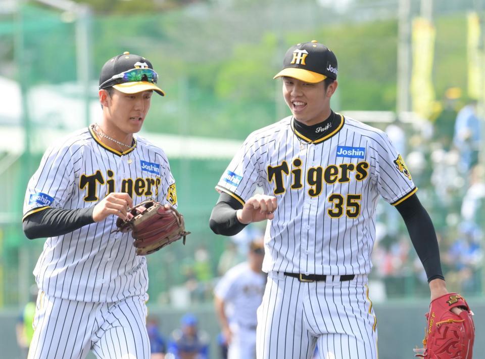 　２回、京田を遊ゴロに仕留め、小幡（左）に笑顔を見せる才木（撮影・立川洋一郎）