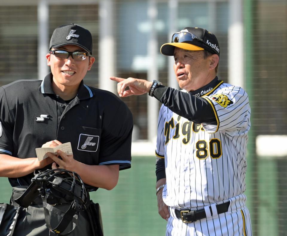 　選手の交代を告げる岡田監督（撮影・立川洋一郎）