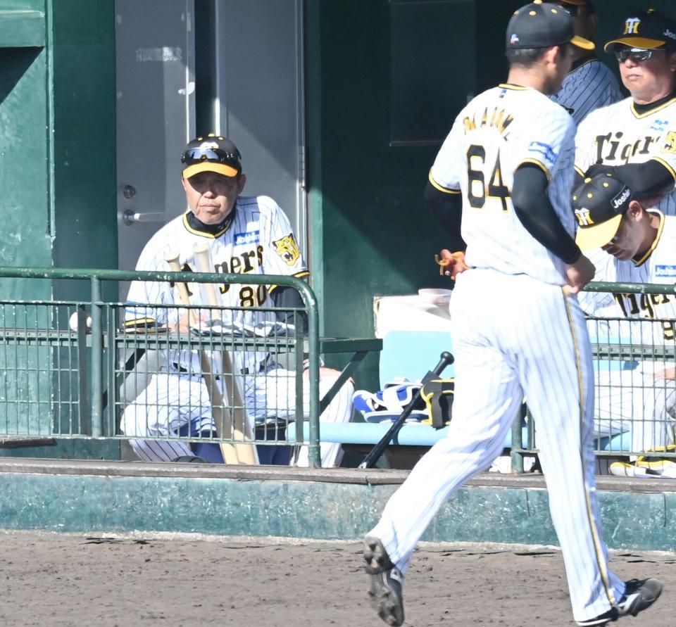 　９回、岡留（６４）を降板させる岡田監督（撮影・飯室逸平）