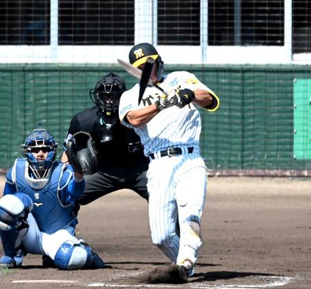 　５回、阪口にバットを折られる森下。この後に中前打を放つ