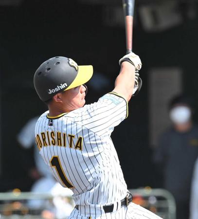 　５回、中前打を放つ森下（撮影・飯室逸平）