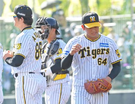 　９回に登板するも１死も取れず降板する岡留（右）＝撮影・立川洋一郎