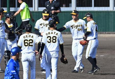 　９回、交代を告げられ降板する岡留（右から２人目）＝撮影・飯室逸平