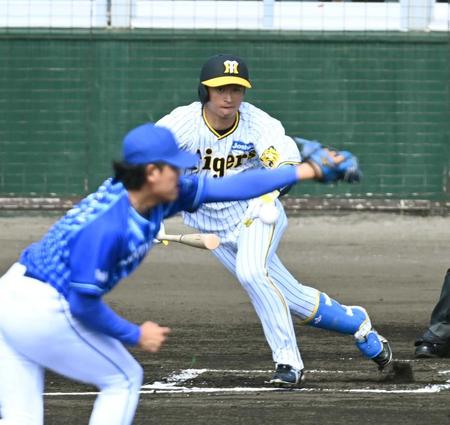 　１回、上茶谷から中前打を放つ近本（撮影・飯室逸平）