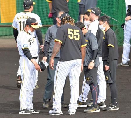 　ウオーミングアップに参加せず引き揚げ、平田ヘッドコーチ（左端）と話をするミエセス（５５）＝撮影・立川洋一郎