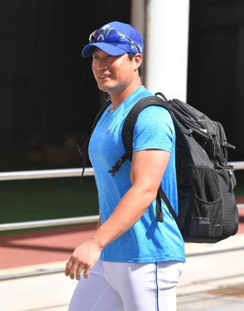 　宜野座入りする呉昇桓（撮影・西岡正）