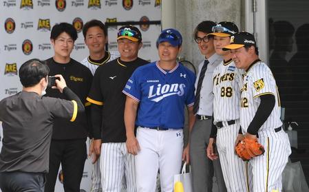 　久保田コーチ（左から３人目）、能見氏（右から３人目）、安藤コーチ（右から２人目）らと記念写真におさまるサムソン・呉昇桓（中央）＝撮影・飯室逸平