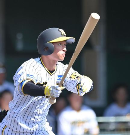 　３回、右翼線に先制二塁打を放つ近本（撮影・西岡正）