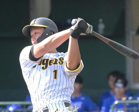 　７回、左前打を放つ森下（撮影・立川洋一郎）