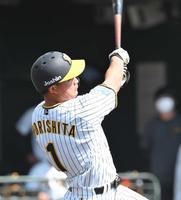 　５回、中前打を放つ森下（撮影・飯室逸平）