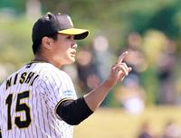 　７回、野手に向かって２アウトと声かけする西純