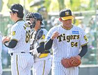 　９回に登板するも１死も取れず降板する岡留（右）＝撮影・立川洋一郎