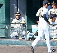 　９回、岡留（６４）を降板させる岡田監督
