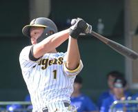 　７回、左前打を放つ森下（撮影・立川洋一郎）