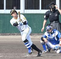 　７回、満塁弾を放つ井上（撮影・飯室逸平）