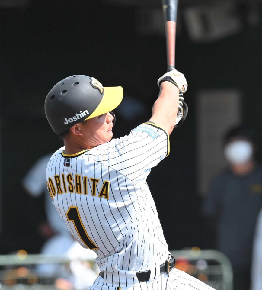 　５回、中前打を放つ森下（撮影・飯室逸平）