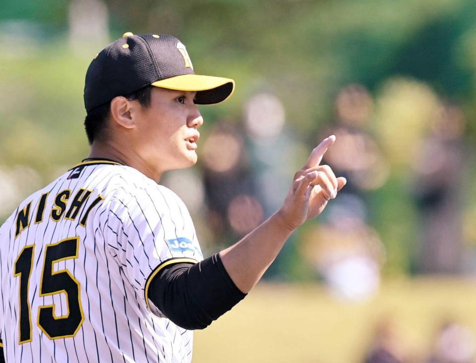 　７回、野手に向かって２アウトと声かけする西純