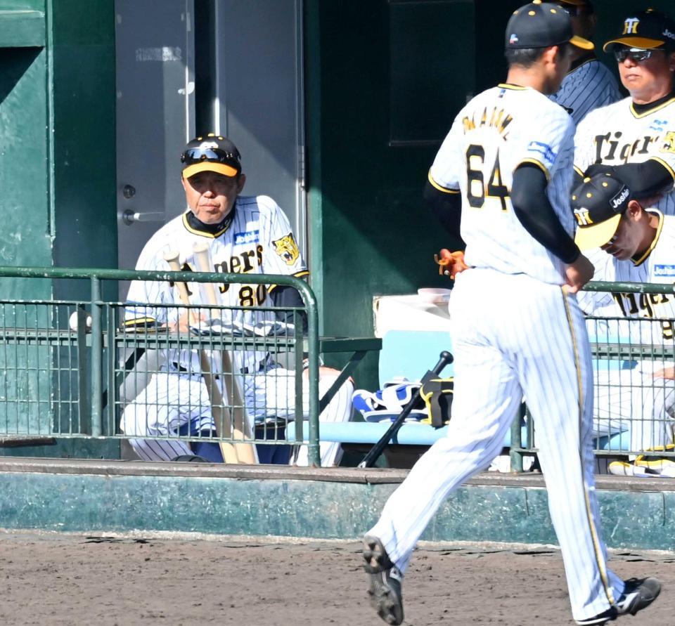 　９回、岡留（６４）を降板させる岡田監督