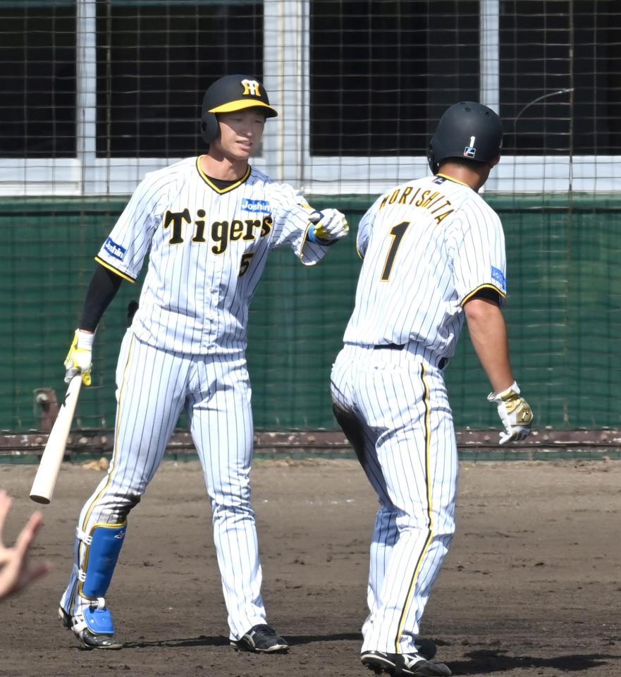 　３回、生還した森下（１）を出迎える近本（撮影・飯室逸平）