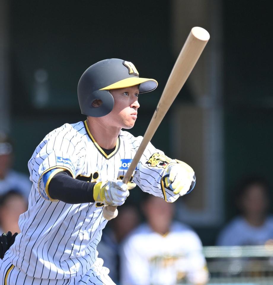 　３回、右翼線に先制二塁打を放つ近本（撮影・西岡正）